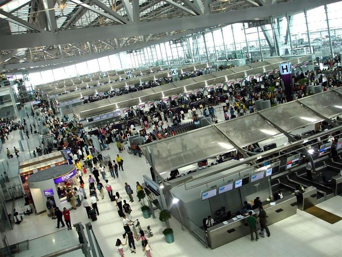 airport checkin crowd