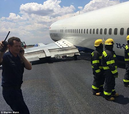 British Airways Plane Crash Lands Without Landing Gear 10 British Airways crashland safrica