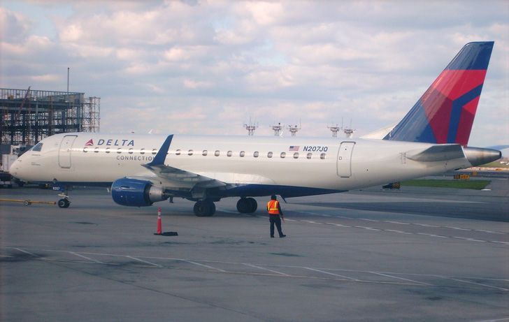 Embraer175 Delta at LaGuardia