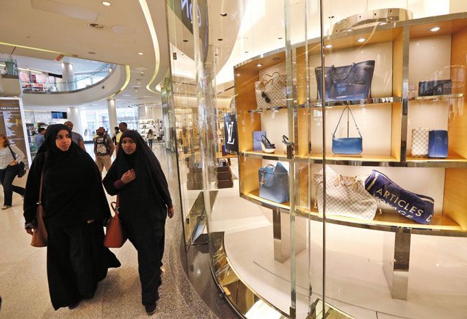 saudi tourists shopping