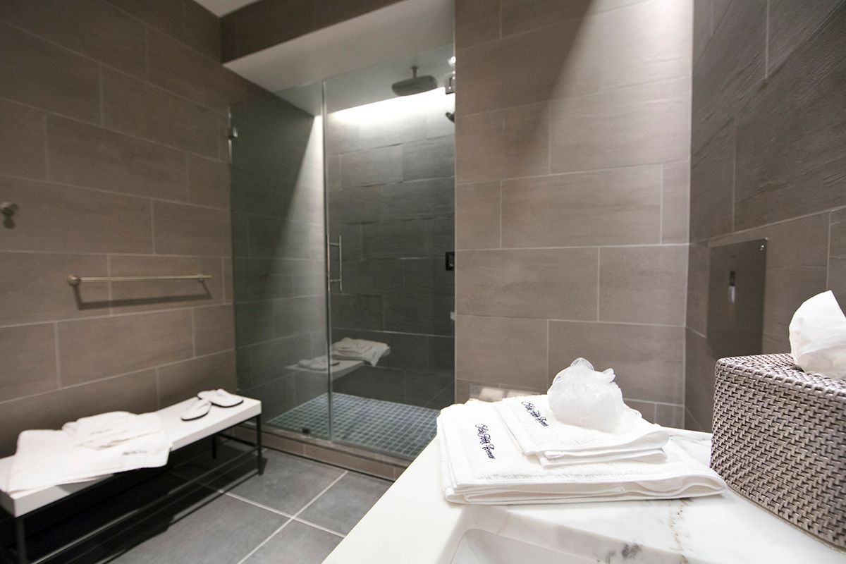 United Polaris lounge shower suite at LAX