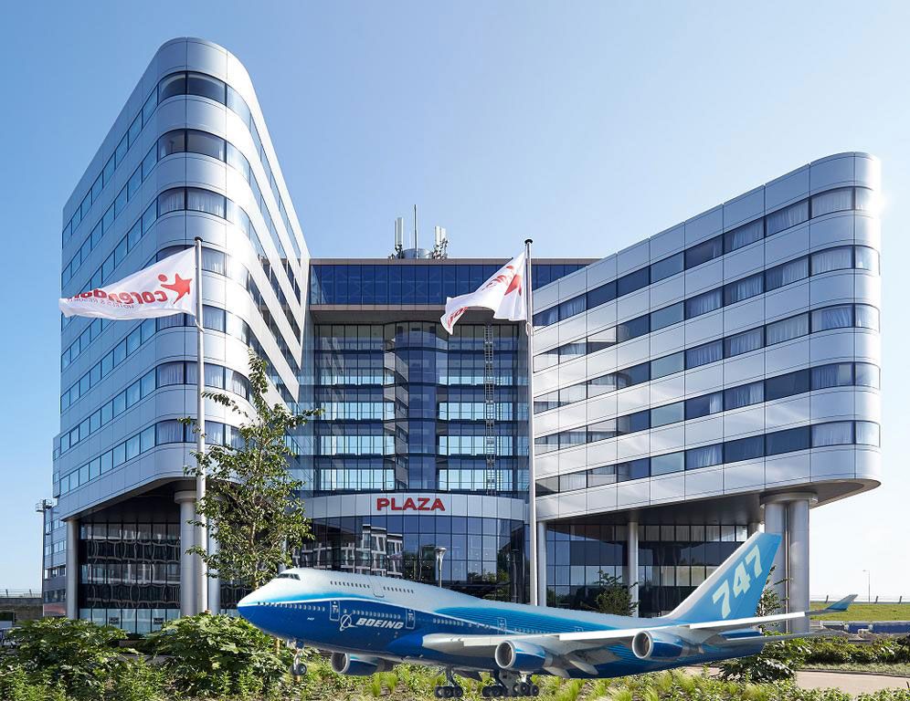 Hotel with Boeing 747 in its garden