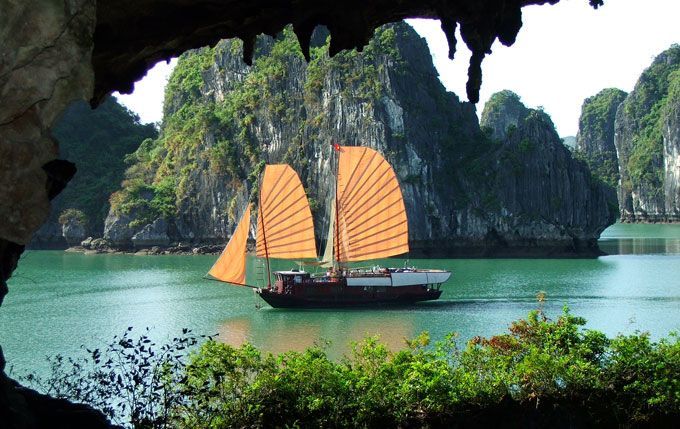 Ha Long Bay cruising