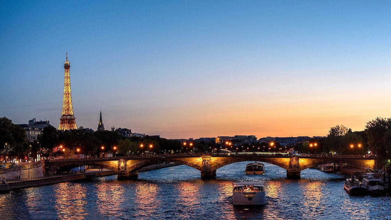 5 Unusual Things To Do When In Paris 4 eiffel tower Seine river