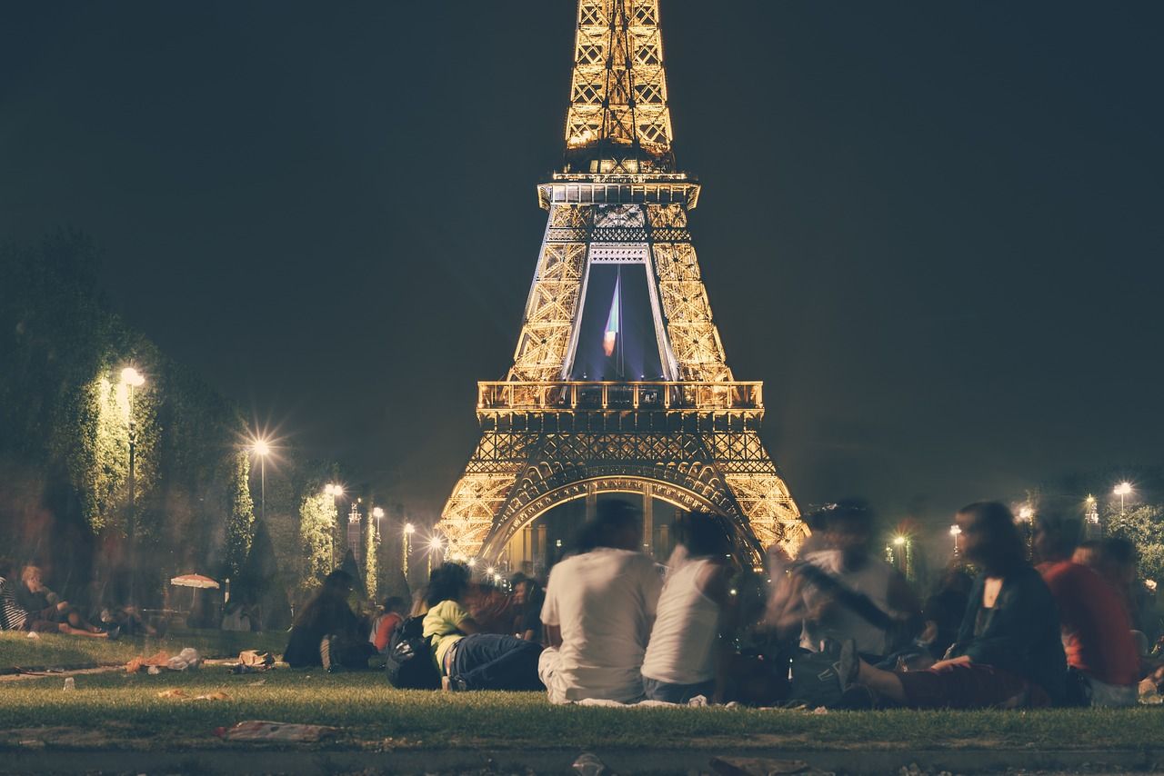 5 Unusual Things To Do When In Paris 3 paris eiffel people picnic