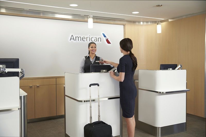 AdmiralsClub agent assisting customer at computer