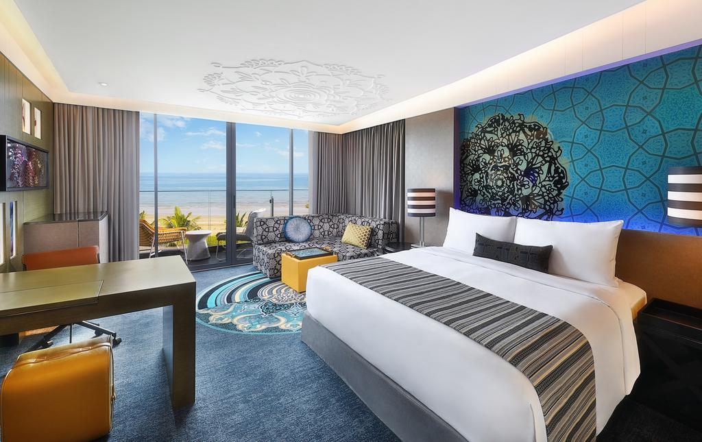 W Muscat opens