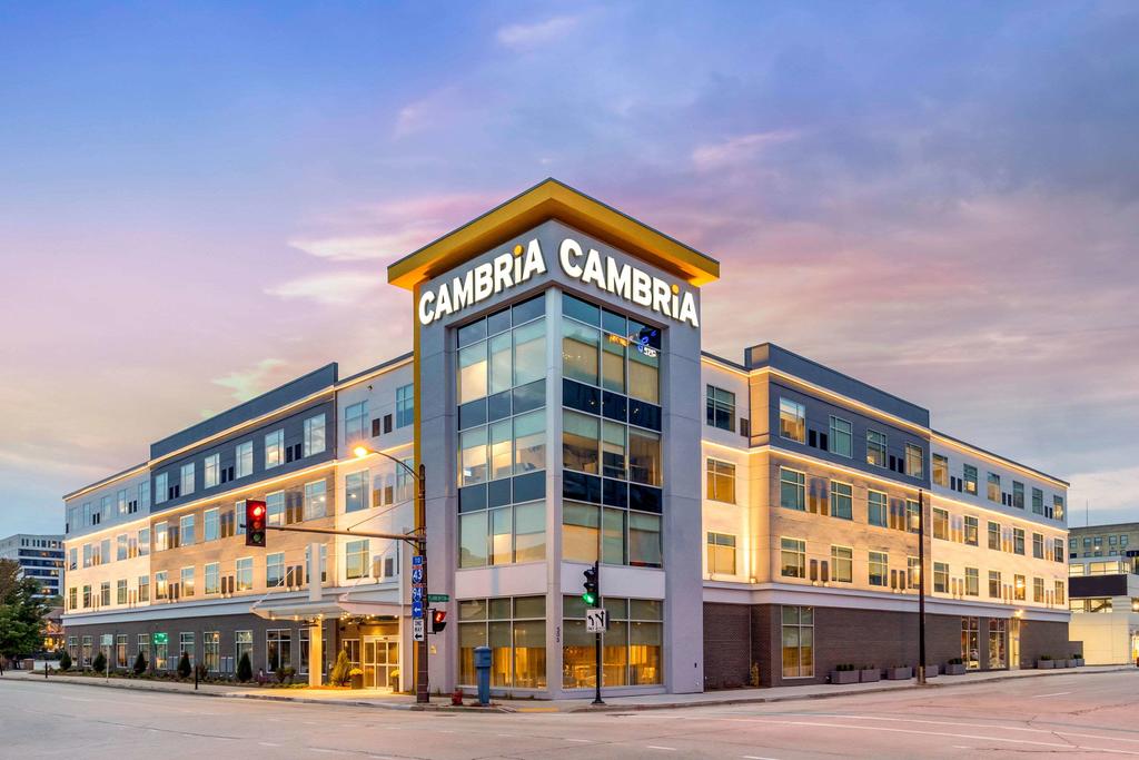 Cambria Hotel Milwaukee Downtown opens