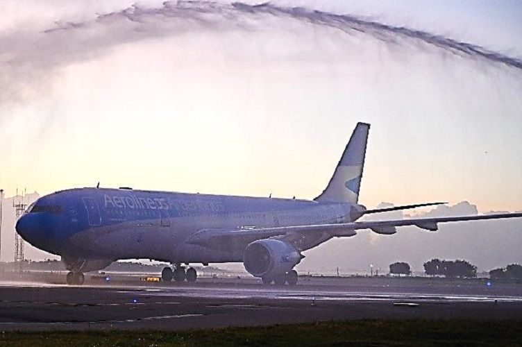 Aerolineas Argentinas flies to Orlando