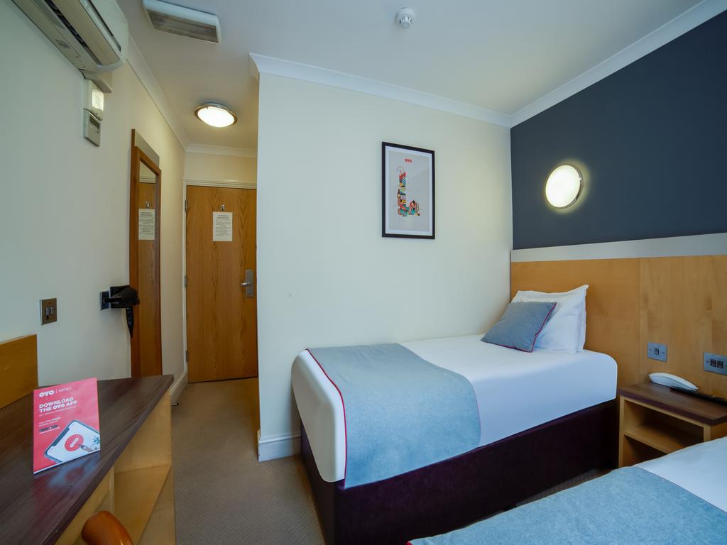 OYO Elysee Hotel