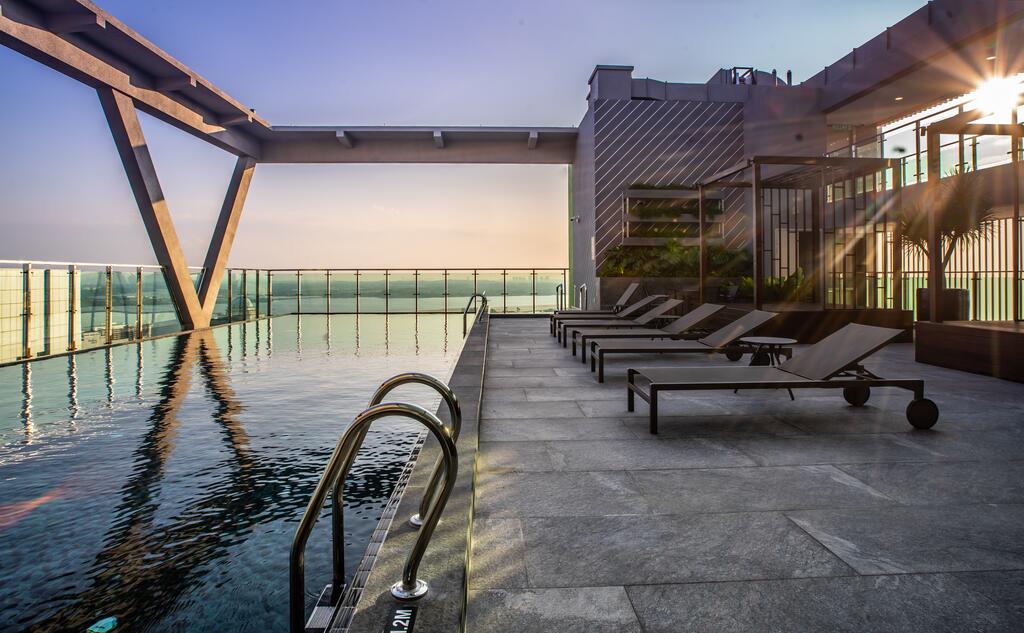 Holiday Inn Johor sky pool