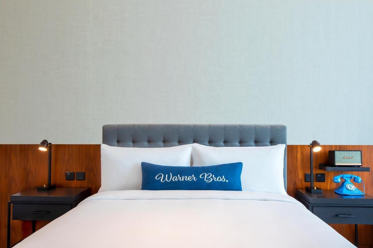 wb abu dhabi room bed