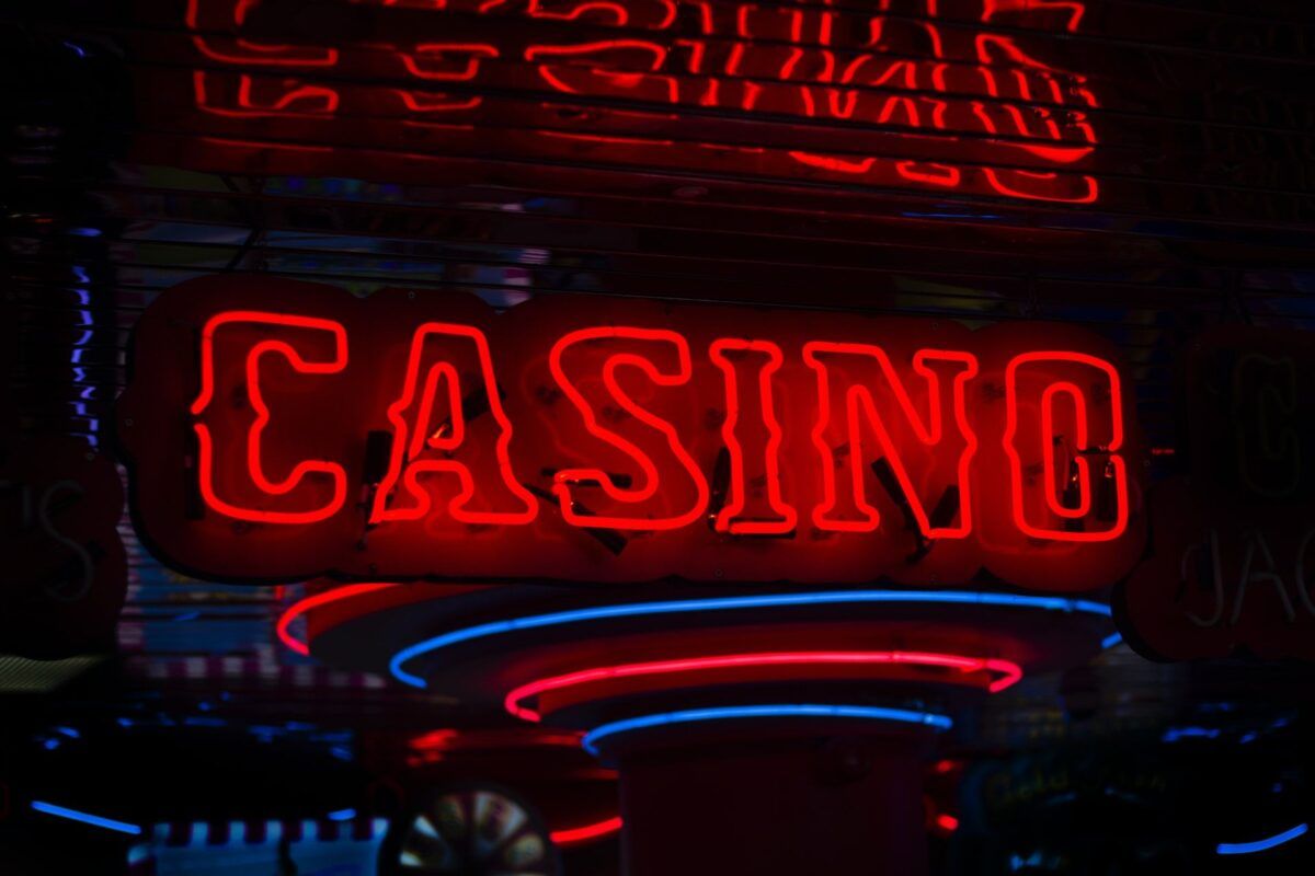 Online Vs Land-Based Casinos - Pros And Cons 2 casino