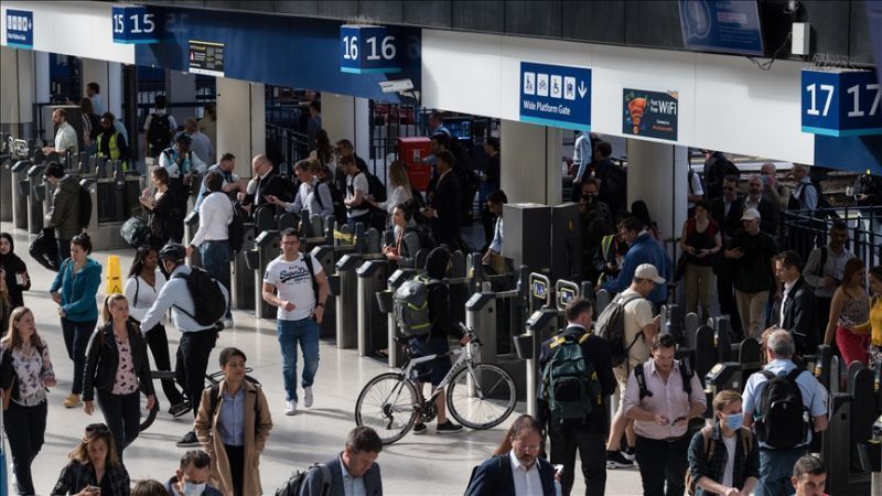 travel crowd in uk