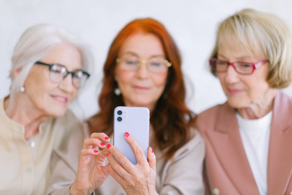 How To Sext With Mature Women: Tips For A Successful Session 2 Mature Women