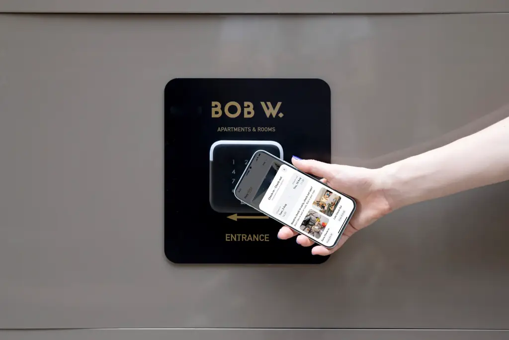 New London Hotels, Uk 2022 – 2023 - 2024 - 2025 13 use your smartphone to open your room's door at Bob W