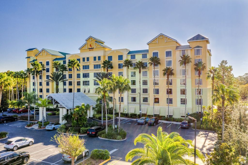 Comfort Suites Maingate East