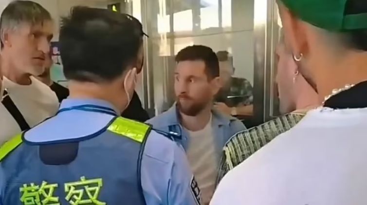 Messi China passport control