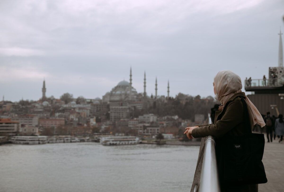 Mastercard-Crescentrating Report Reveals Top Destinations For Muslim Travelers In 2023 2 Muslim traveler in Istanbul