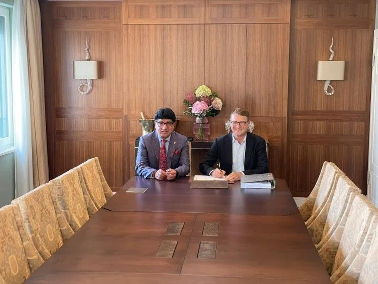 Taj Hotel Hessischer Hof signing
