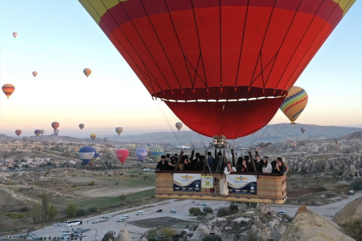 Panic in the Sky: Tourist Balloon Drops onto Fairy Chimneys