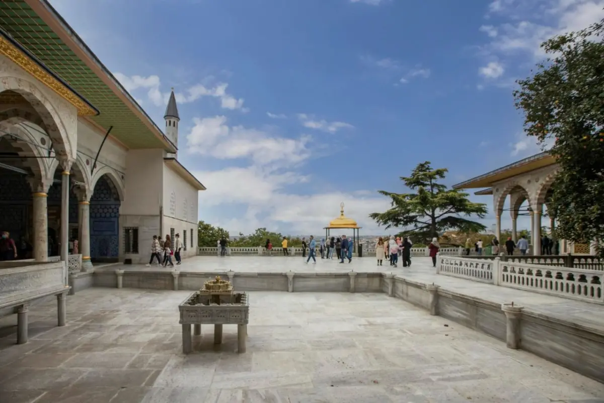 Most Popular Palaces And Museums In Turkiye 3 Inside the Topkapı Palace, tourists visiting Harem and Topkapı Palace courts