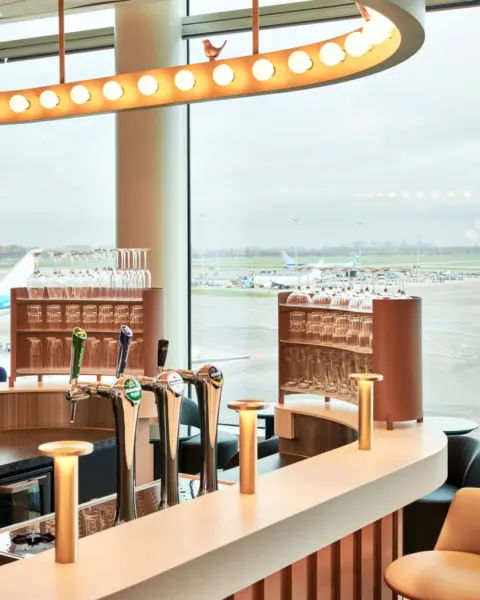 Oneworld Alliance Unveils Its First Lounge In Europe 6 oneworld Schiphol 003
