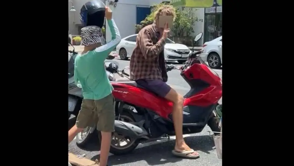 A tourist in Phuket parked in a wrong location and cut chain with the bolt cutter and escape