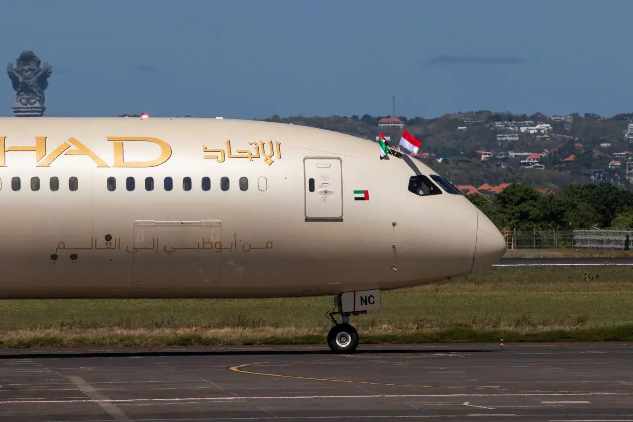 Etihad aircraft arrived Bali first time, pilot waves country flags