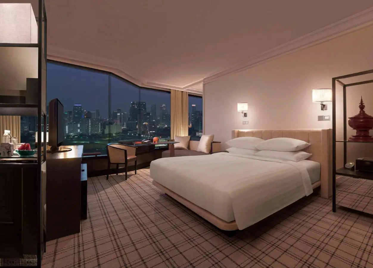 King bed and Bangkok view from the guestroom of Grand Hyatt Erawan Hotel