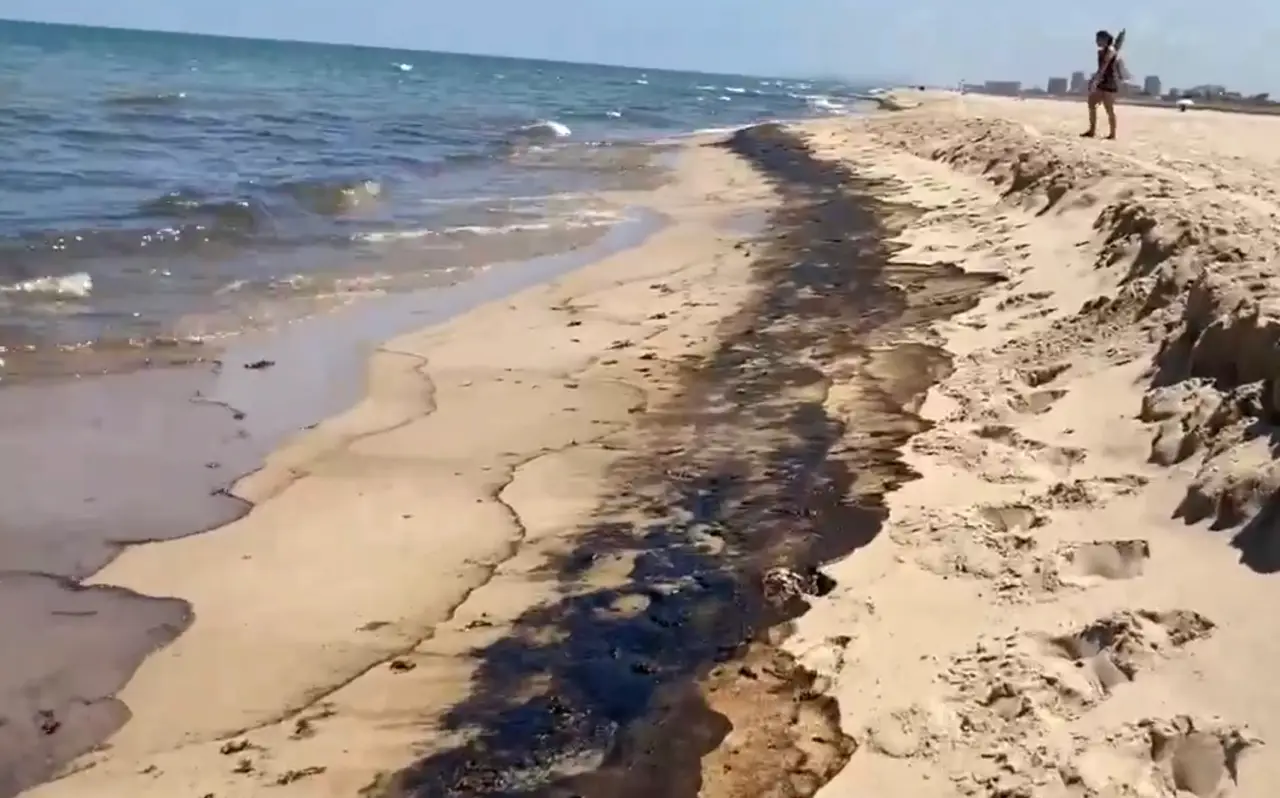 oil or tar on the shore of a Valencia beach