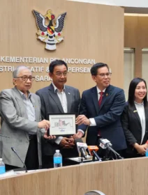 UNIMAS 向 BESarawak 主席致送感谢纪念品。