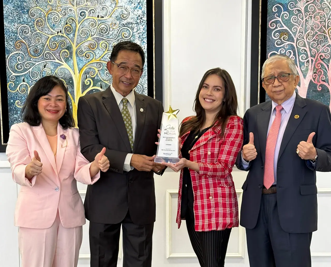 Sarawak Wins Best Sustainability Initiative At M&Amp;C Asia Stella Awards 2024 2 Business Events Sarawak (BESarawak) team members and officials holding the Best Sustainability Initiative Award trophy from M&C Asia Stella Awards.