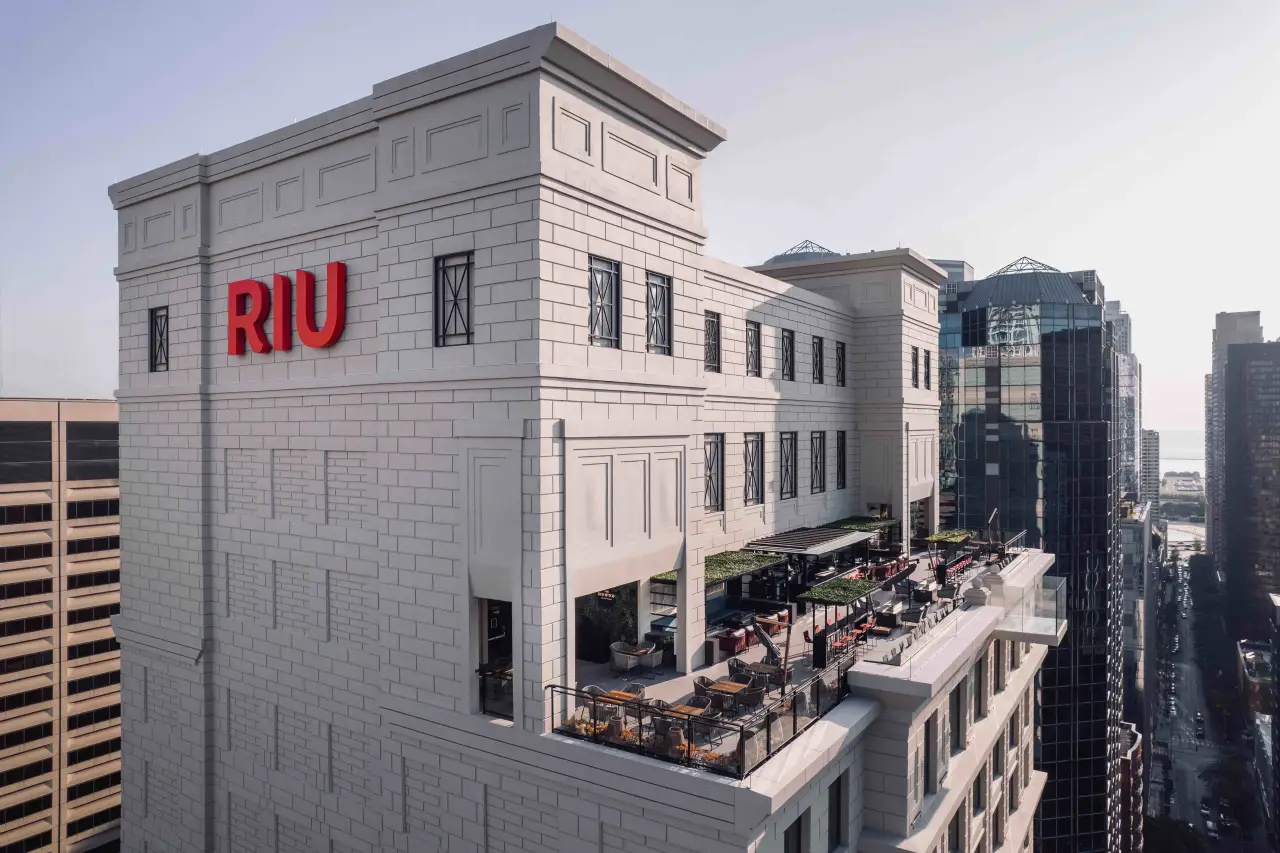 riu plaza chicago rooftop bar