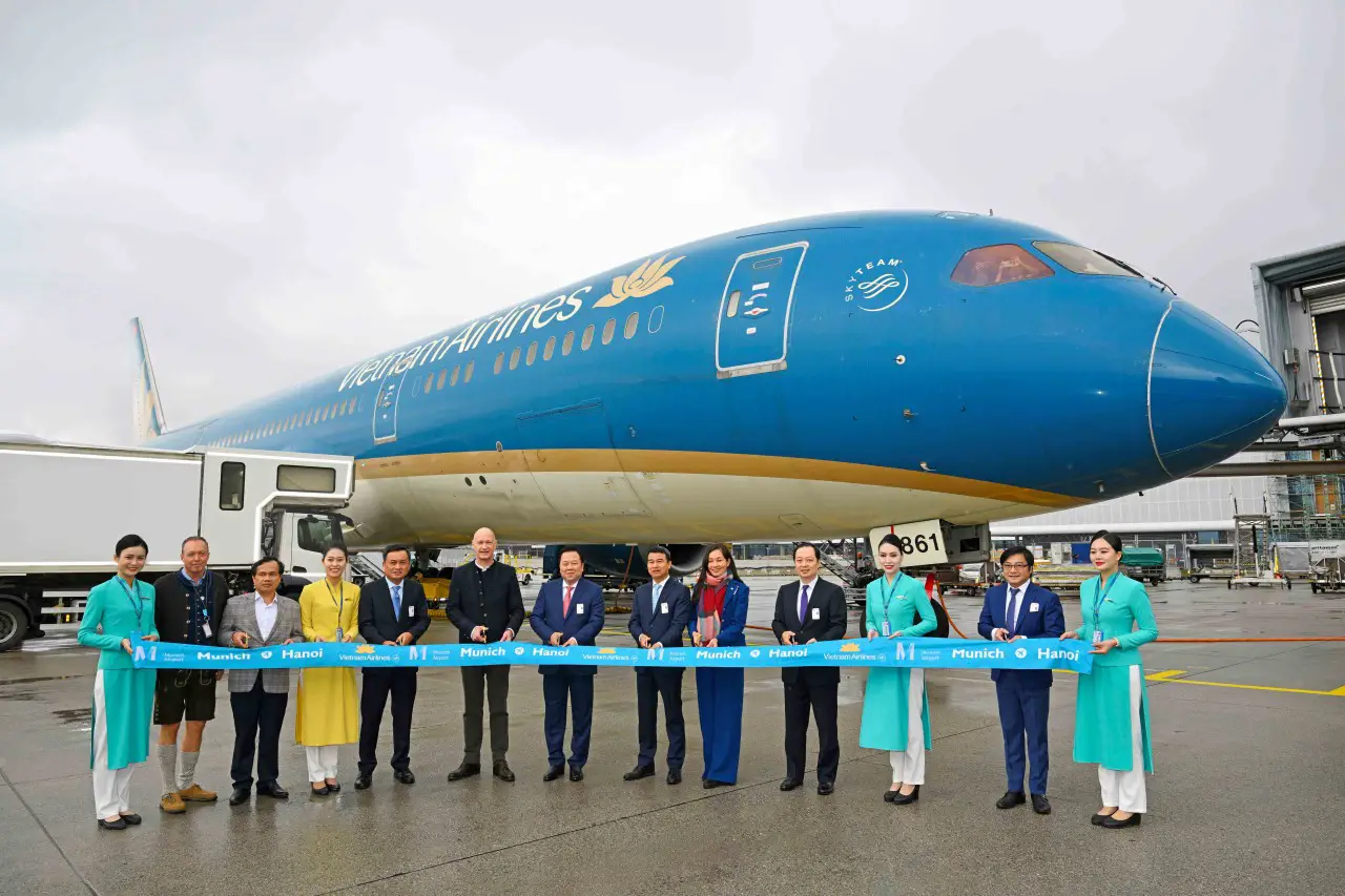 Vietnam Airlines executives and Munich Airport representatives celebrate the launch of the new direct routes from Munich to Hanoi and Ho Chi Minh City with a ribbon-cutting ceremony in front of a Vietnam Airlines Boeing 787-9 Dreamliner.