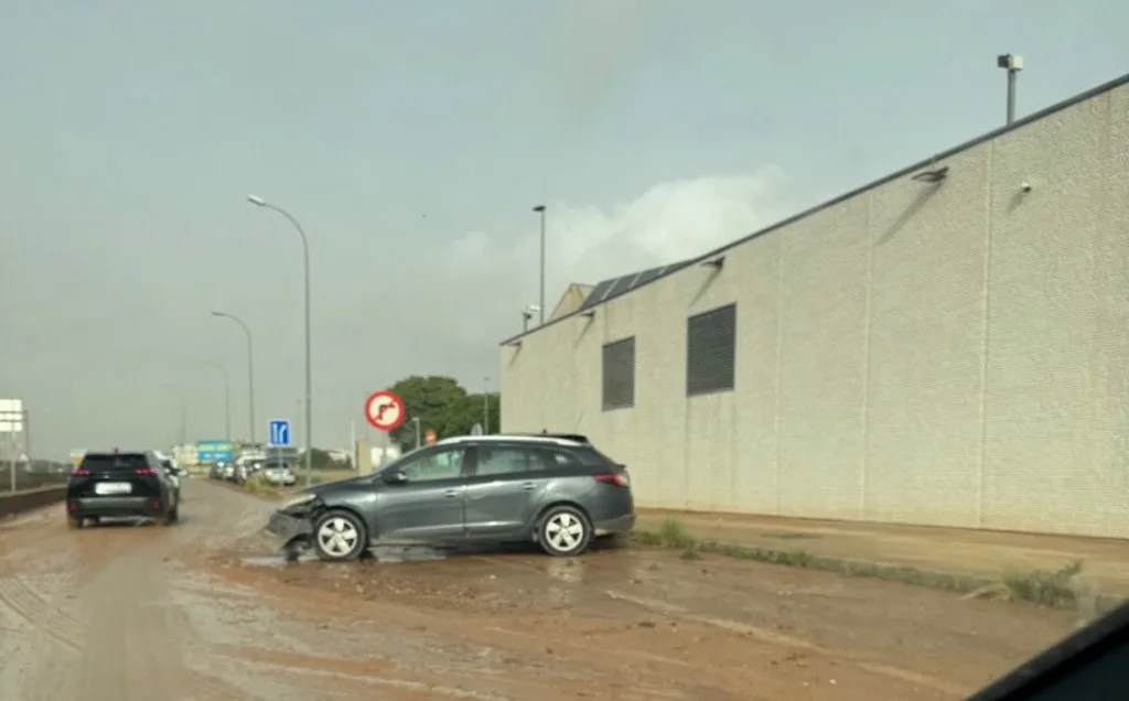 flood damaged car valencia road traffic