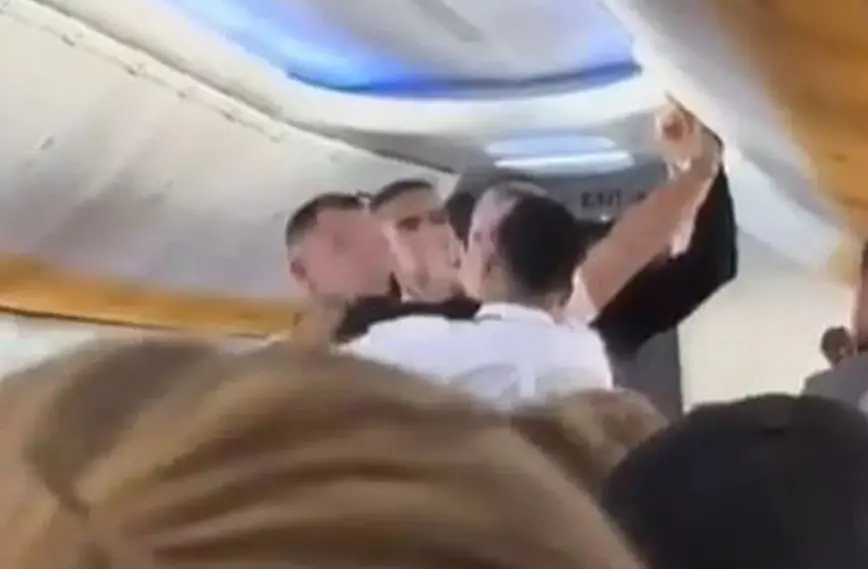 Unruly Behaviour From Airline Passengers On The Rise (Part 2) 45 unruly passenger in flight altercation
