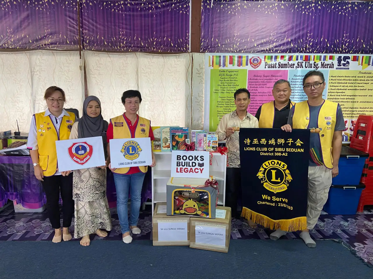 Members of the Lions Club of Sibu Seduan and other representatives at a book donation ceremony for SK Ulu Sungai Merah.