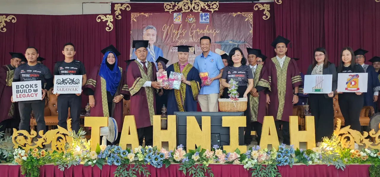 Datuk Snowdan Lawan and other representatives present book donations to SMK Balai Ringin during the school’s graduation ceremony.