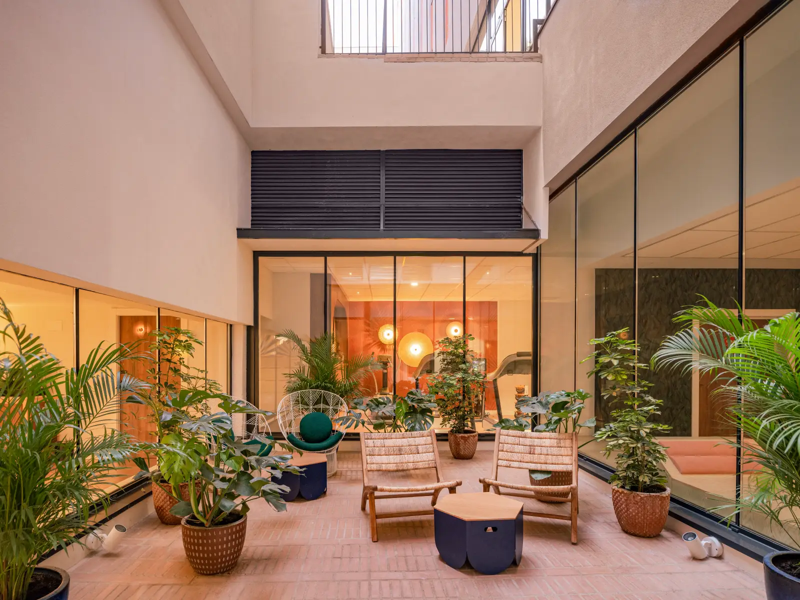 Sustainable travel-friendly courtyard at ibis Styles Sevilla City Santa Justa, featuring lush greenery, natural materials, and a relaxing open-air space.