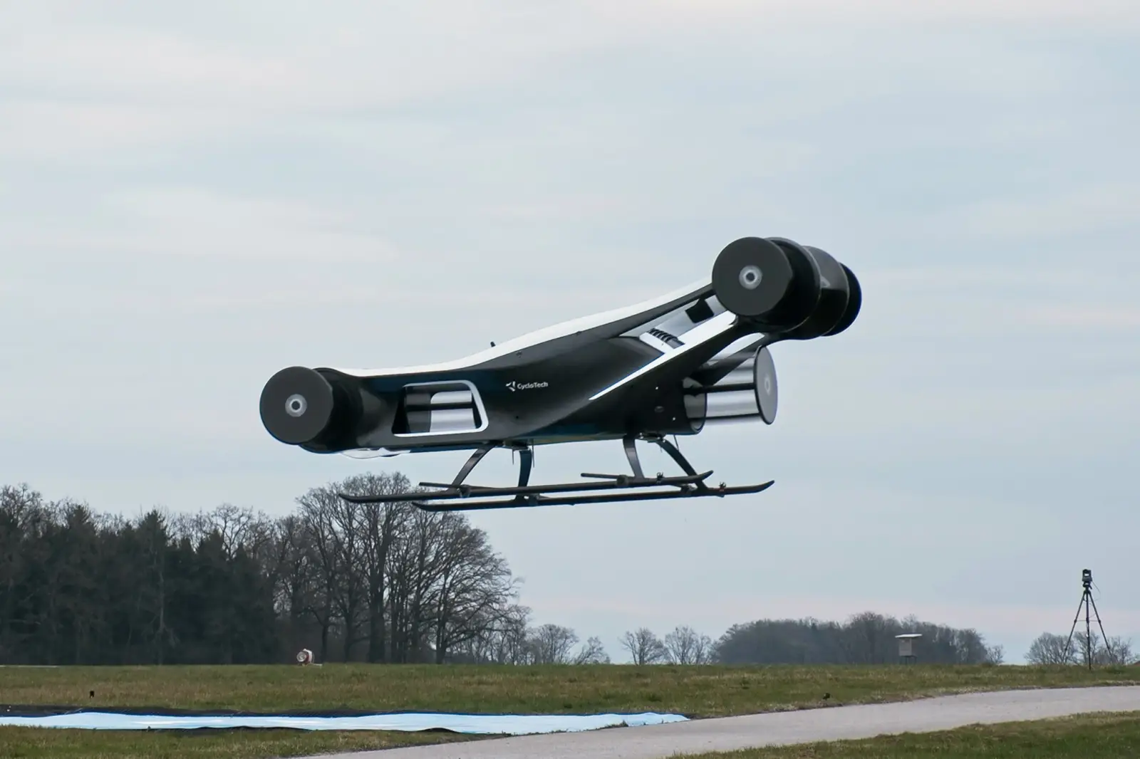 What If You Could Fly Without Wings Or Propellers? One Team Just Did It 2 CycloTech’s BlackBird demonstrator performing a hovering flight during its maiden test.
