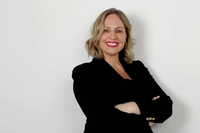 Portrait photo of Lesley Pincombe