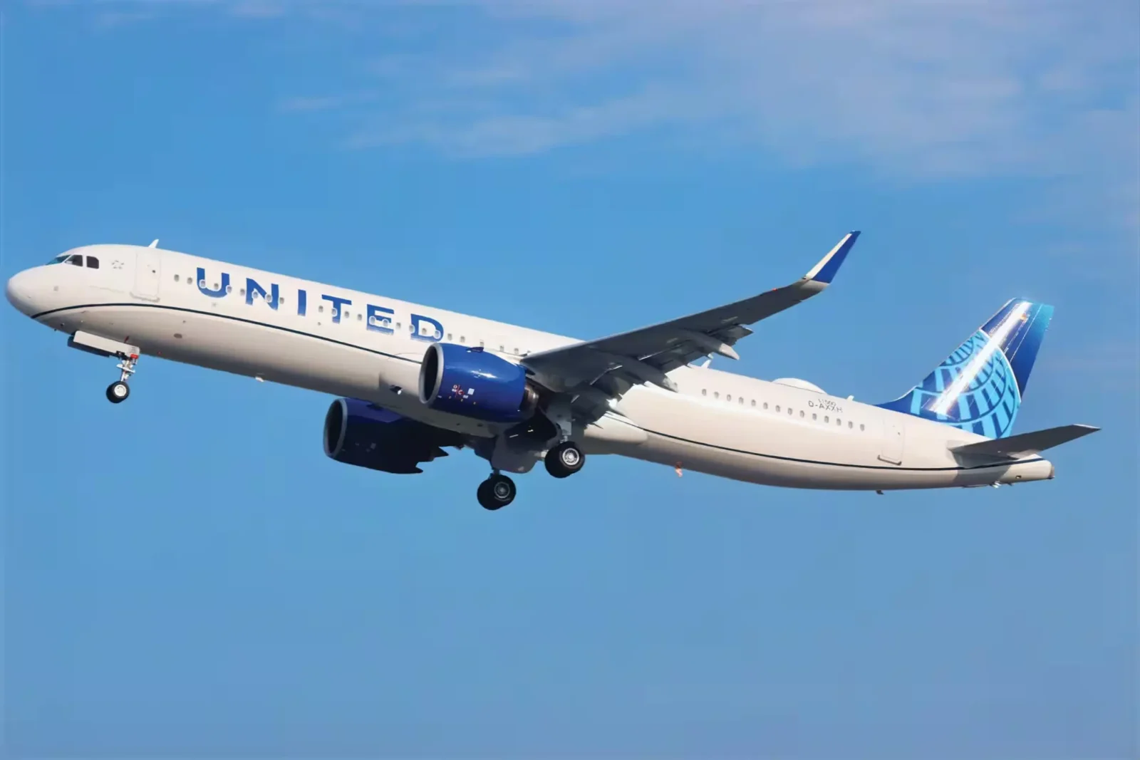 Teenager'S Bluetooth Prank Forces United Airlines Transatlantic Flight To Return To Newark 3 United Airlines Airbus A321neo climbing into a clear blue sky during takeoff.