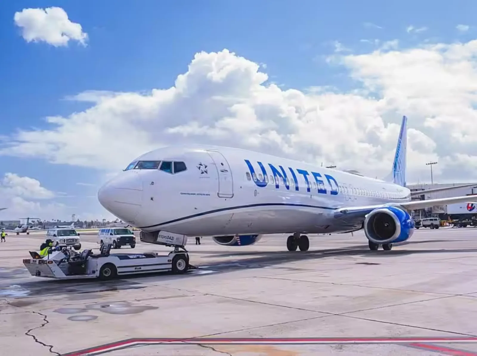 United Flight Diverted After Passenger Repeatedly Tries To Break Into Cockpit 4 United Airlines Boeing 737-900 on the tarmac at LAX, connected to a ground vehicle under bright daylight.