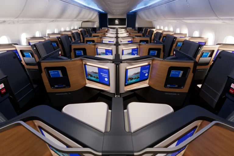 Luxury Travel 25 United Polaris Studio suites on a Boeing 787-9, featuring lie-flat seats with 27-inch screens and woodgrain privacy panels.