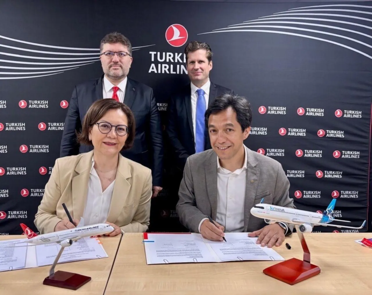 Air Transat and Turkish Airlines executives sign partnership agreement for Toronto–Istanbul route