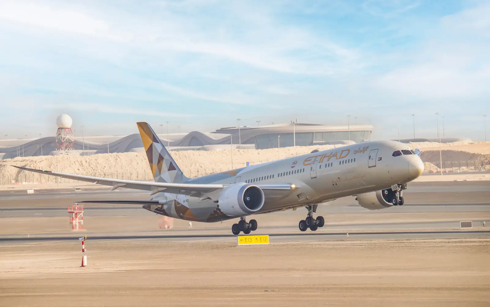 Etihad Airways Boeing 787 Dreamliner taking off from Abu Dhabi International Airport, highlighting the airline’s fleet expansion and global network growth.