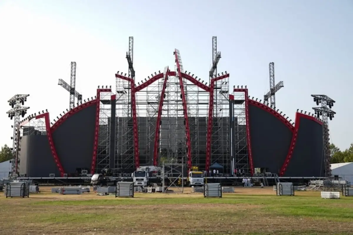 Massive outdoor festival stage under construction in Istanbul with red steel framing, large LED screens, and lighting rigs for Jennifer Lopez’s 2025 performance.