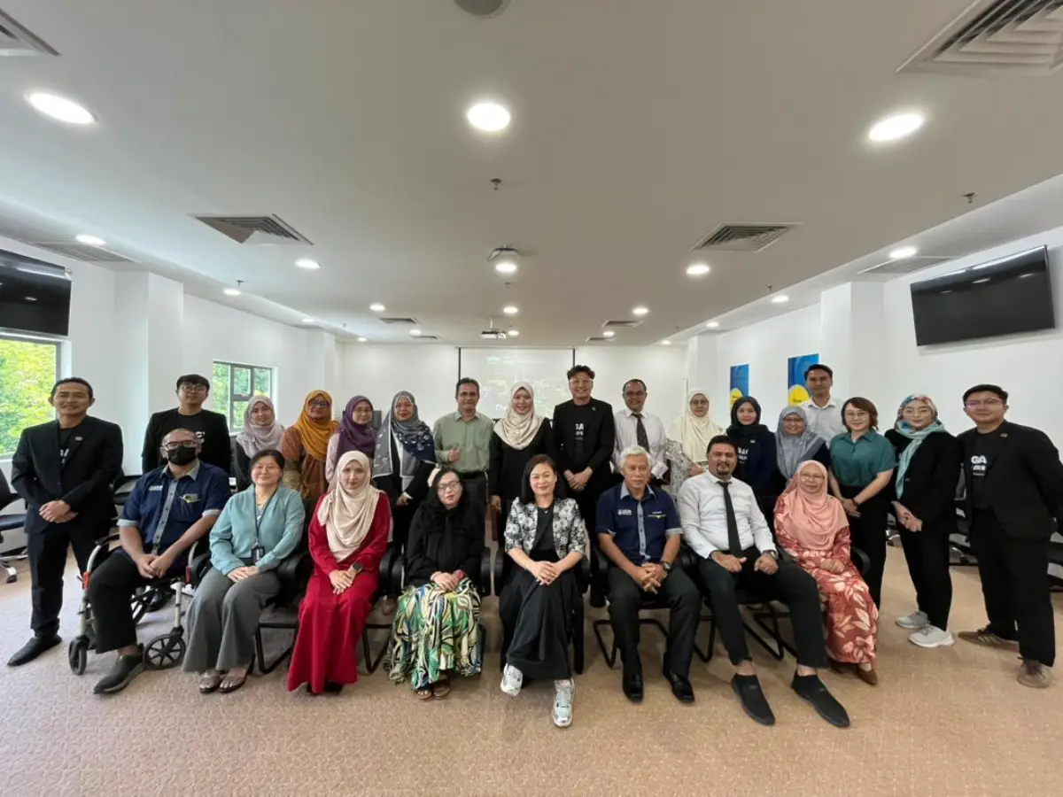 Amelia Roziman, CEO of BESarawak, with representatives from Universiti Utara Malaysia Kedah during the Academia Malaysia Advocacy Programme.
