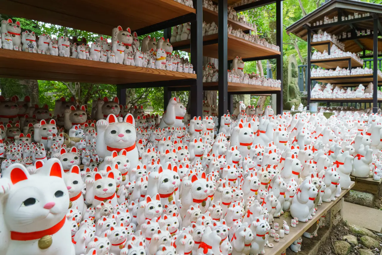 Agoda enumera los principales destinos amigables para los gatos en Asia 3 La estatua de la línea Maneki-Neko